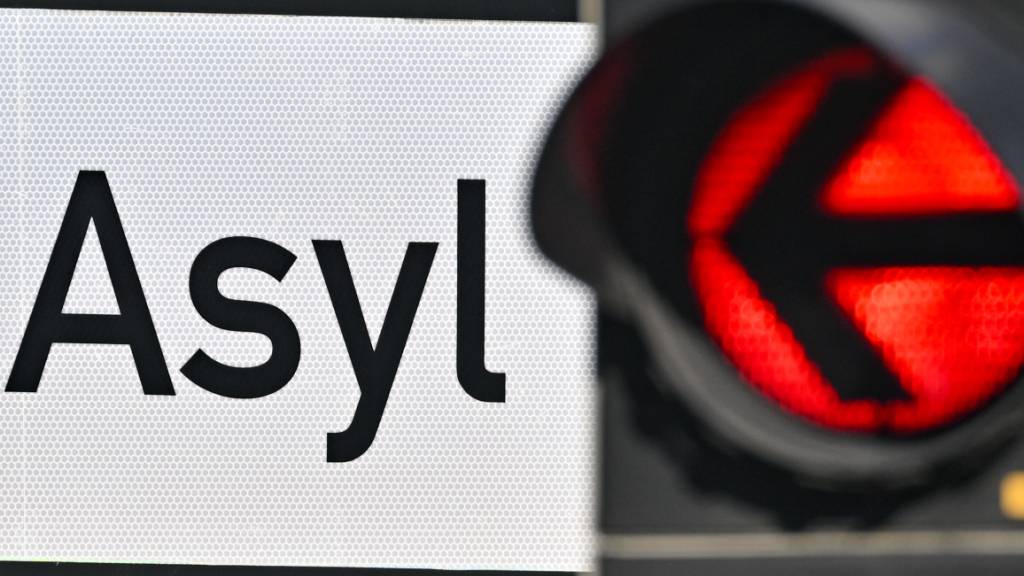 ARCHIV - Eine rote Ampel leuchtet vor dem Wort «Asyl» (Archivbild). Foto: Patrick Pleul/dpa