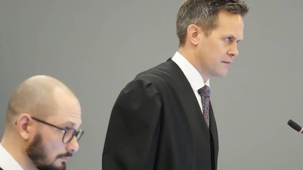 ARCHIV - Staatsanwalt Sturla Henriksbø (r) und Ermittlungsleiter Andreas Kruszewski während des ersten Tages des Prozesses gegen Marius Borg Høiby. Foto: Ole Berg-Rusten/NTB/dpa