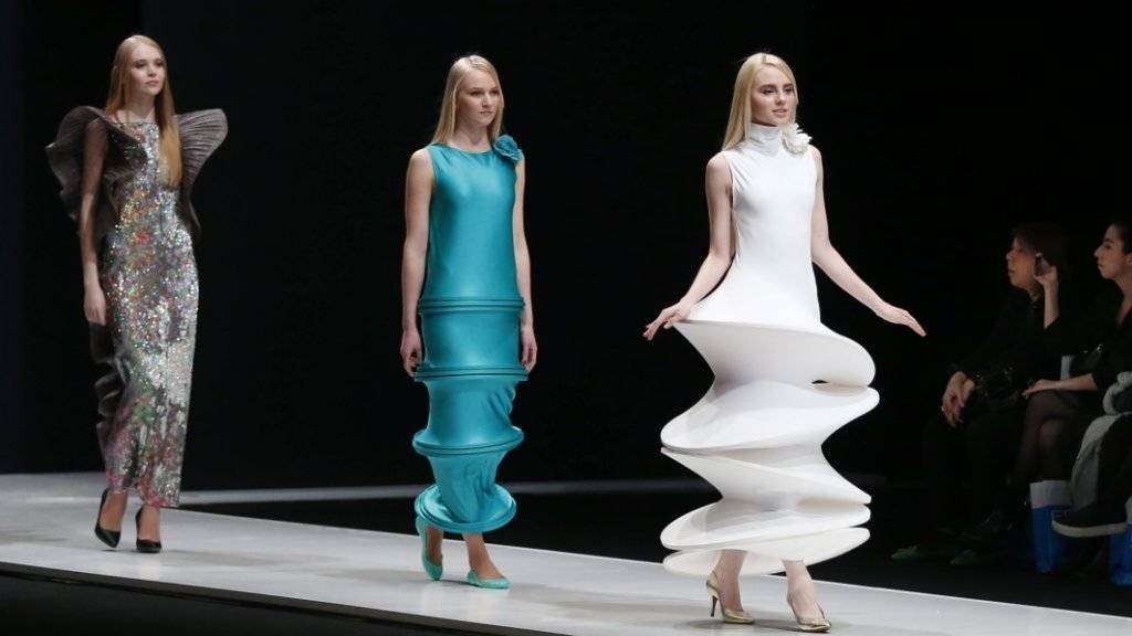 Drei der neuesten Kreationen von Pierre Cardin. Ob er für «Dorian Gray» in der Oper La Fenice in Venedig auch so spektakuläre Kostüme designt? (Archivbilder März 2016)