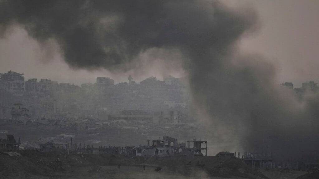 Rauch steigt von der israelischen Bombardierung des Gazastreifens auf, vom Süden Israels aus gesehen. Foto: Leo Correa/AP/dpa