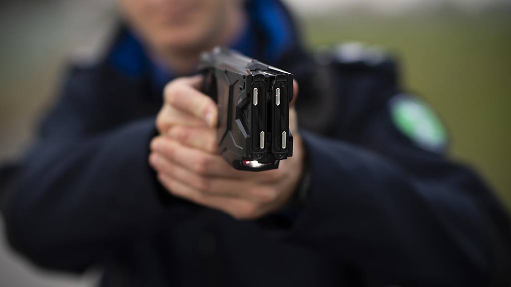 Bei einer Polizeikontrolle in einem St. Galler Lokal setzte die Polizei gegen einen äusserst aggressiven Gast einen Taser ein. (Symbolbild)