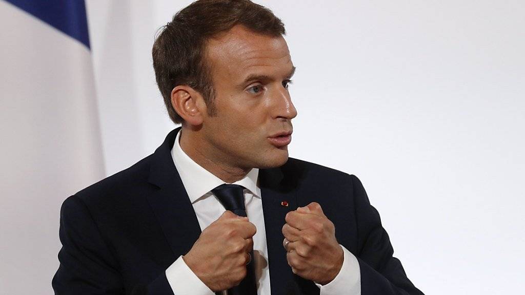 Laut einer Umfrage halten sieben von zehn Franzosen die Abschaffung der Vermögenssteuer für ungerecht. Präsident Macron dagegen rügt, die Debatte sei von «Neid» auf Wohlhabende geprägt. (Archivbild)