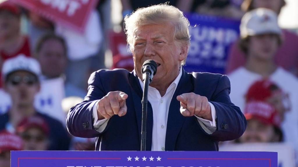 dpatopbilder - Ex-US-Präsident Donald Trump bei einer Wahlkampfveranstaltung in Texas. Foto: Nathan Howard/AP/dpa
