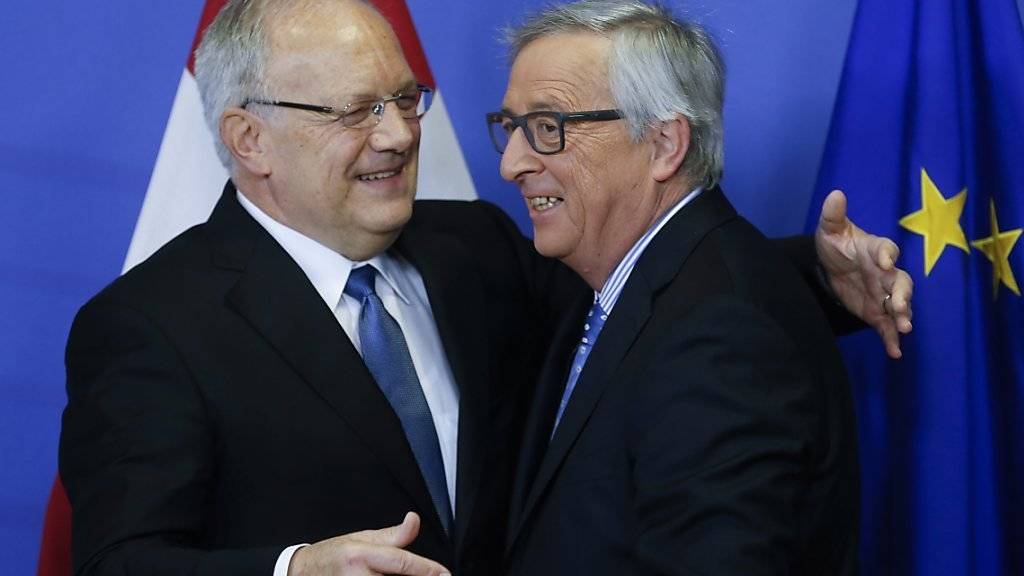 Johann Schneider-Ammanns erster Brüssel-Besuch als Bundespräsident: Der Bundespräsident (links) und EU-Kommissionspräsident Jean-Claude Juncker begrüssen sich freundschaftlich.