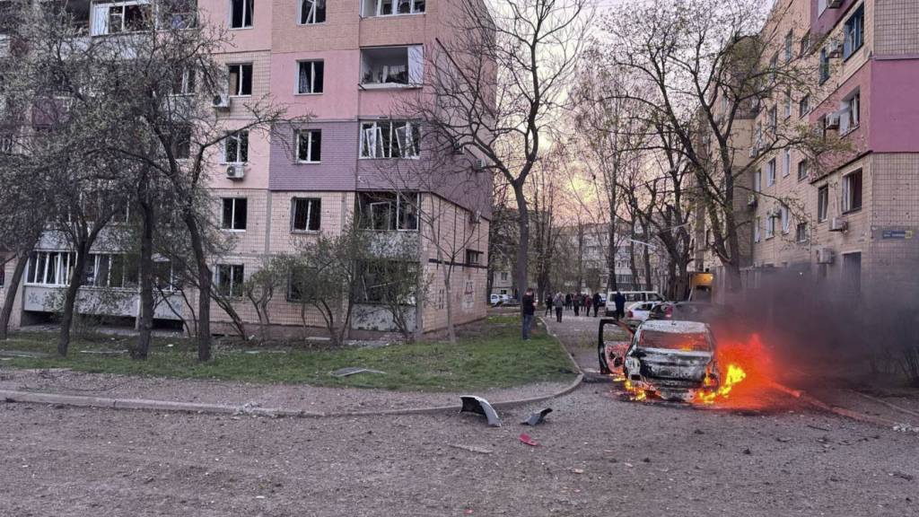HANDOUT - Auf diesem vom ukrainischen Rettungsdienst zur Verfügung gestellten Foto brennt ein Auto nach einem russischen Raketenangriff, bei dem mehr als ein Dutzend Menschen, darunter auch Kinder, getötet wurden. Foto: Ukrainian Emergency Service/AP/dpa - ACHTUNG: Nur zur redaktionellen Verwendung und nur mit vollständiger Nennung des vorstehenden Credits