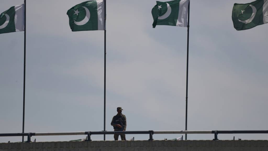 ARCHIV - Illustration - Ein Soldat steht vor der zweiten Verhandlungsrunde zwischen den USA und dem Iran in Islamabad, Pakistan, auf einer Brücke Wache. Foto: M. A. Sheikh/AP/dpa