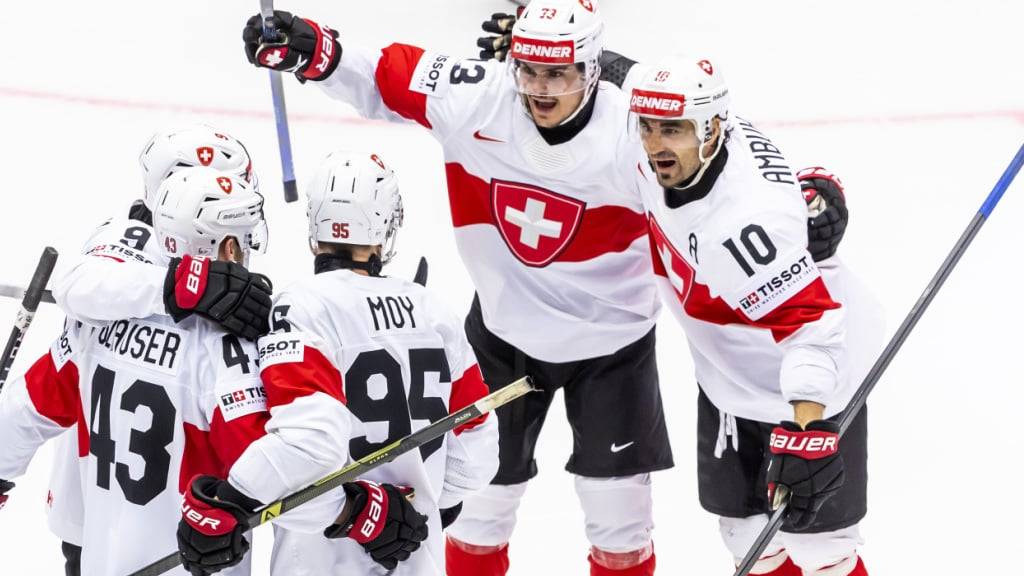 Die Schweizer bejubeln den zweiten Sieg im dritten Spiel an dieser WM