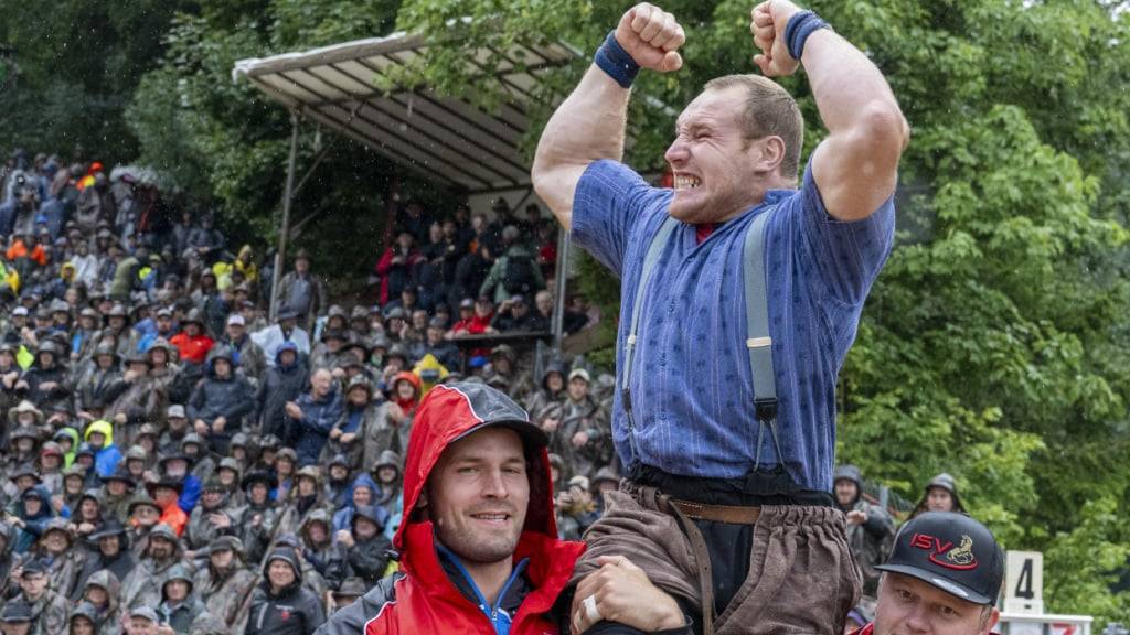 Lang ersehnter Triumph: Joel Wicki freut sich über seinen ersten Erfolg auf dem Brünig