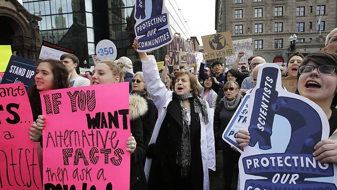 Hunderte Wissenschaftler demonstrieren in Boston gegen Trump