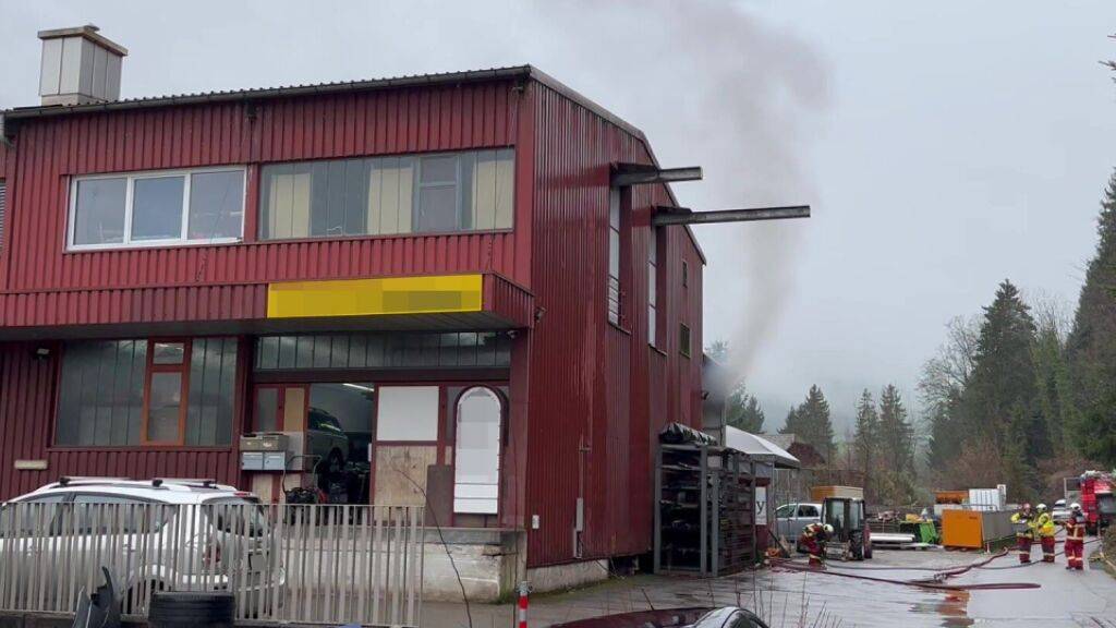 In einem Industriegebäude in Altendorf SZ hat es am Donnerstagvormittag gebrannt.