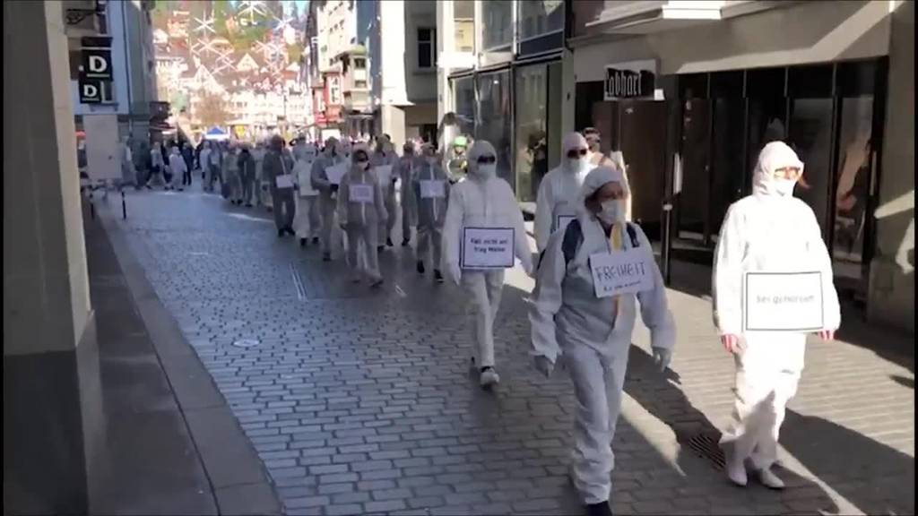 Krawall bei Stillem Protest: Gegendemonstranten greifen Polizei an