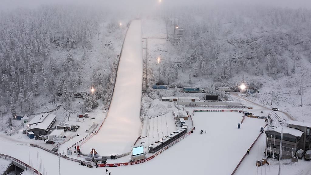 In Kuusamo herrscht Winter: Der Auslauf der Schanze und das Langlauf-Stadion liegen gleich nebeneinander.