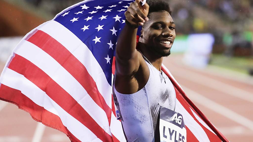 Noah Lyles  feiert in Brüssel mit der US-Flagge seinen Sieg über 200 m.