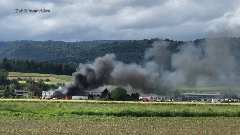 Explosionen bei Grossbrand in Aegerten: In Lagerhalle brennen mehrere Camper mit Gasflaschen