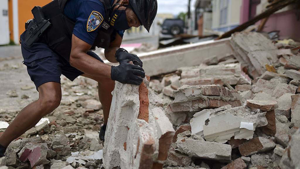 Ein Polizist untersucht Erdbebentrümmer in Ponce auf der Karibikinsel Puerto Rico.