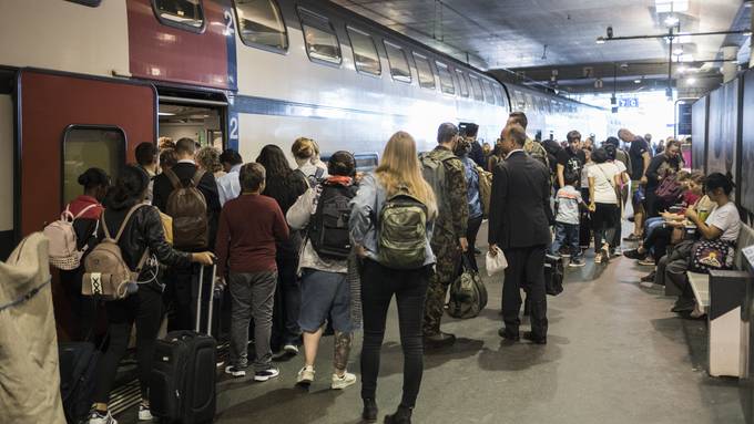 Weil zu voll: Im Bahnhof Bern mussten Passagiere den Zug wieder verlassen