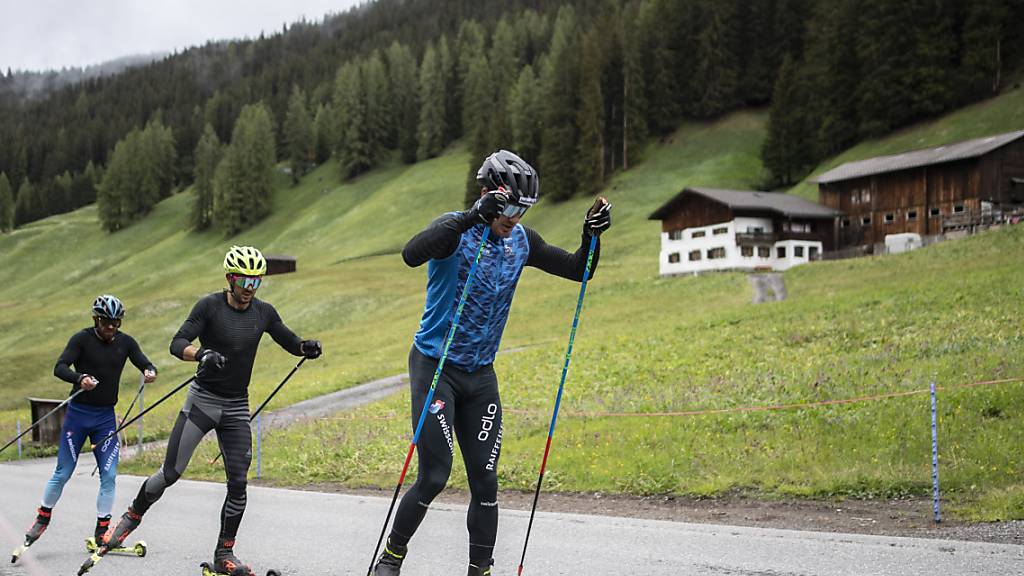 Langlauf-Olympiasieger Dario Cologna (rechts) mit zwei Teamkollegen beim Sommertraining in Davos