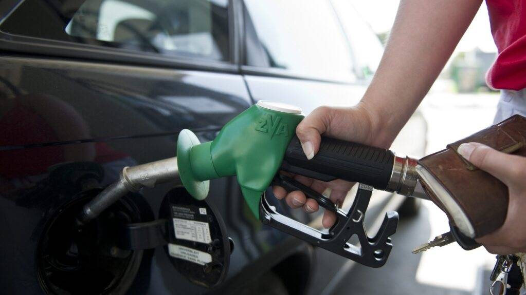 Österreichs Regierung darf ab Anfang April die Spritpreise leicht senken, um die Folgen des Iran-Kriegs abzufedern. Dies hat das Parlament in Wien beschlossen. (Archivbild)