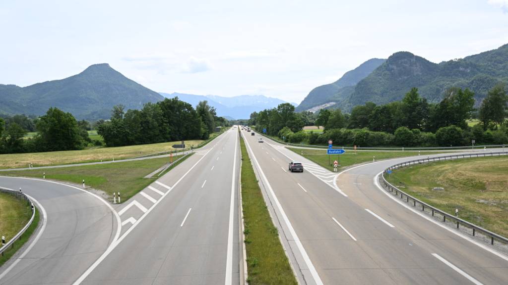 Wenig Fahrzeuge sind auf der A8 bei Brannenburg unterwegs Richtung Brenner. Die Brennerautobahn in Tirol, Österreich, ist für eine Anwohner-Demonstration für mehrere Stunden gesperrt. Die Anwohner protestieren gegen die seit Jahren wachsende Verkehrsflut. Foto: Felix Hörhager/dpa
