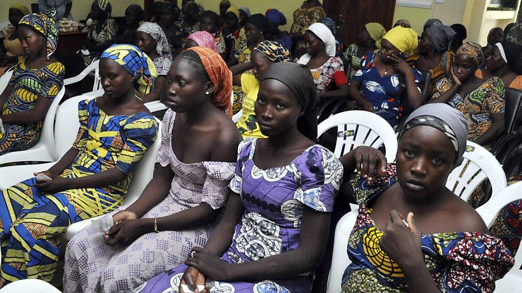 Die aus der Geiselhaft der islamistischen Terrormiliz Boko Haram in Nigeria freigekommenen überwiegend christlichen jungen Frauen warten in der Hauptstadt Abuja auf Präsident Buhari.