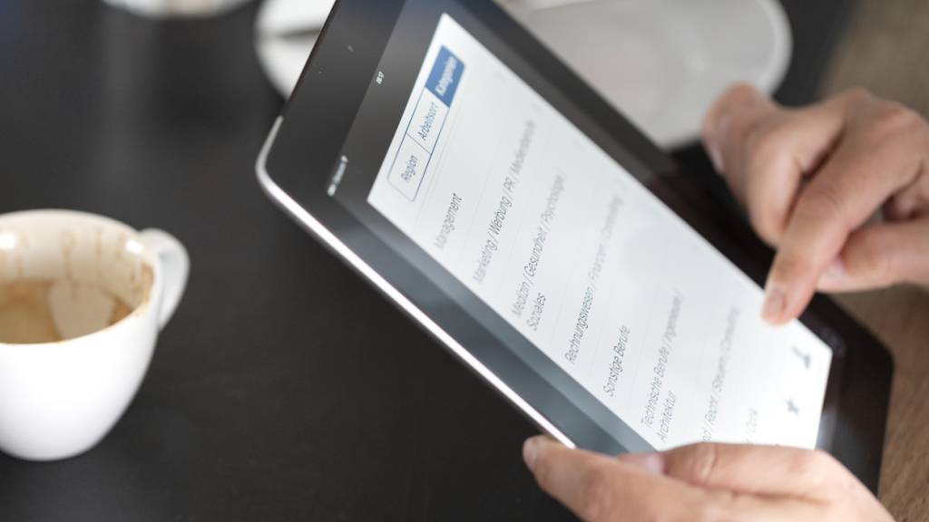 Die Jobsuche gestaltet sich derzeit als schwierig. Das spüren auch die Personaldienstleister. (Symbolbild)