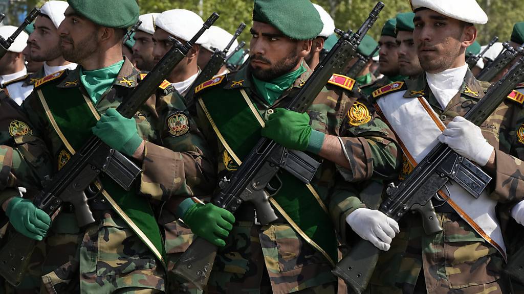 Mitglieder der iranischen Armee marschieren während der Parade zum Tag der Armee auf einem Militärstützpunkt im Norden Teherans. Foto: Vahid Salemi/AP