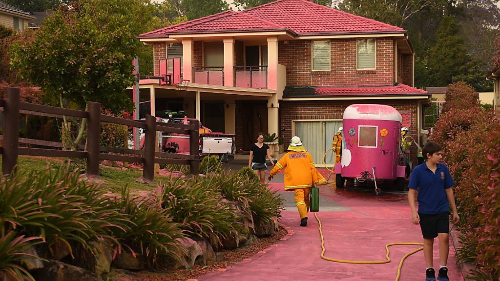 Das Brandschutzmittel aus der Luft hinterlässt sichtbare Spuren an den Häusern um Sydney.