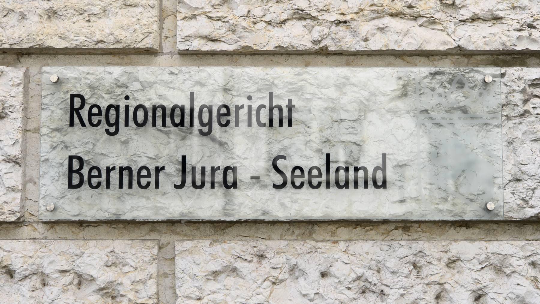 Vier Kurden müssen sich vor dem Regionalgericht Berner Jura Seeland verantworten.