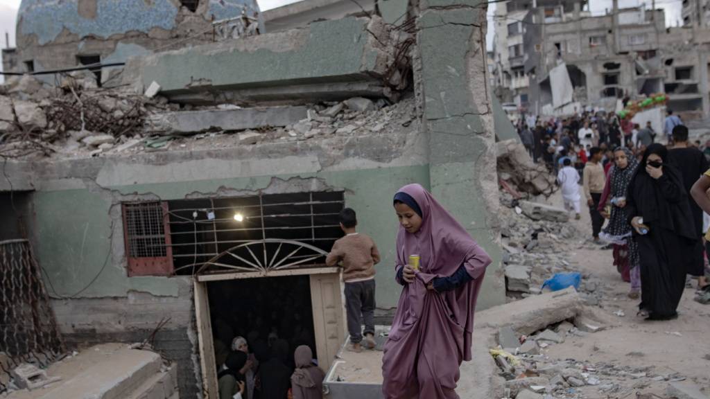 1,7 Millionen Palästinenserinnen und Palästinenser sind im Gazastreifen wegen des Krieges zwischen der Hamas und Israel aus ihren angestammten Häusern vertrieben worden. Das Aussendepartement schätzt die Lage der Menschen im dicht besiedelten Küstengebiet als dramatisch ein. (Archivbild)
