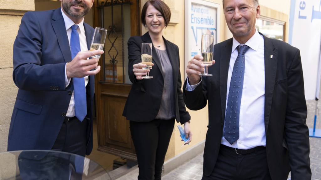 Die gewählten Staatsräte der FDP Laurent Favre, Crystel Graf und Alain Ribaux feiern ihren Wahlsieg mit Champagner.
