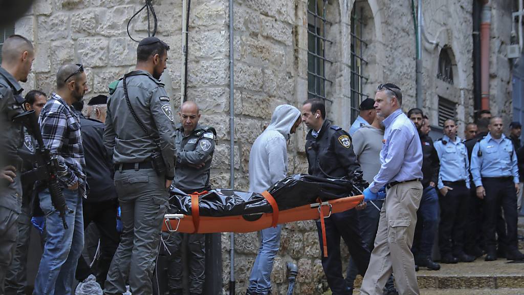 Die Leiche eines palästinensischen Mannes, der von der israelischen Polizei erschossen wurde, wird weggetragen. Der Mann hatte zuvor nach Krankenhausangaben bei einem Schusswechsel in der Jerusalemer Altstadt einen Israeli getötet und drei weitere Menschen verletzt.