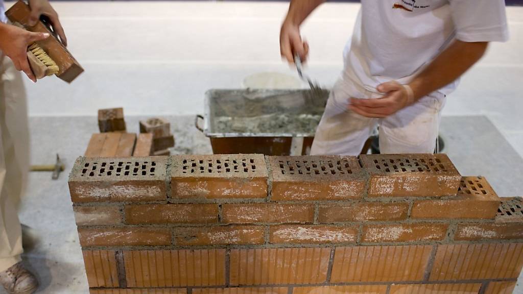 In der Schweiz sind derzeit noch 23'500 Lehrstellen unbesetzt. Diese finden sich insbesondere in den Branchen Architektur und Baugewerbe, Dienstleistungen und Verkauf. (Archivbild)