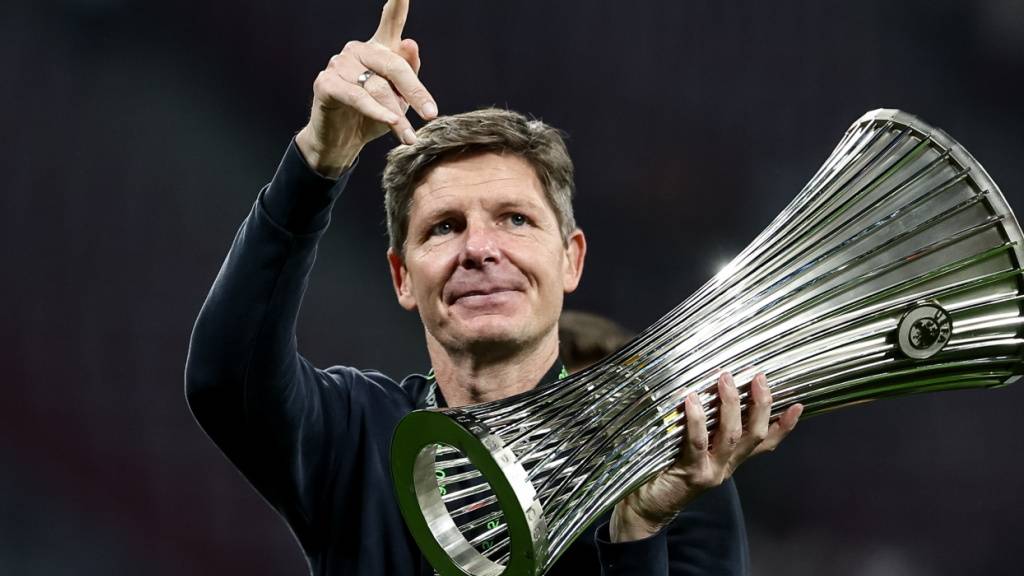 Oliver Glasner mit der Conference-League-Trophäe