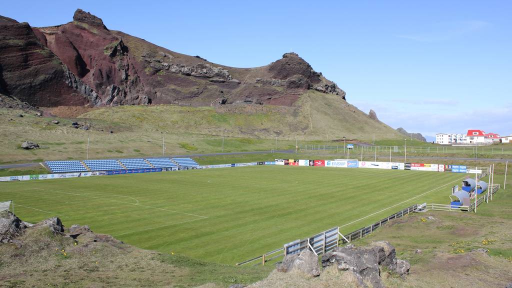 Das Stadion fasst 2834 Fans und liegt an einem atemberaubenden Felsen. (Bild: wikimedia.com unter creative commons / Halli14)