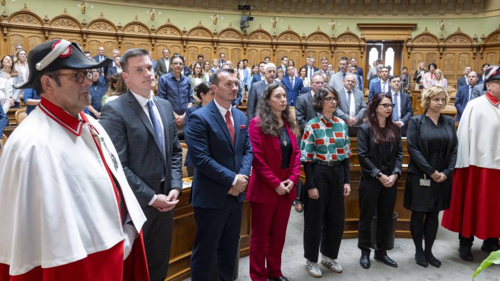 Ratsweibel Mario Gonzalez mit den neuen Nationalrätinnen und Nationalräten Loïc Dobler (SP/JU), Arbër Bullakaj (SP/SG), Laura Gantenbein, (Grüne/SO), Anna-Béatrice Schmaltz (Grüne/ZH), Michèle Dünki-Baettig, SP-ZH, Miriam Locher (SP/BL) und Ratsweibel Charly Riesen (von links).