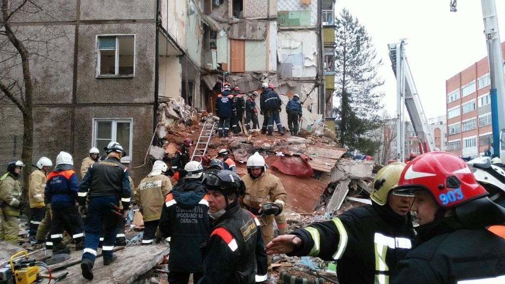 Blick auf die Trümmer des durch eine schwere Gasexplosion zerstörten Wohnkomplexes in der russischen Stadt Jaroslawl. Beim Unglück kamen mehrere Menschen ums Leben