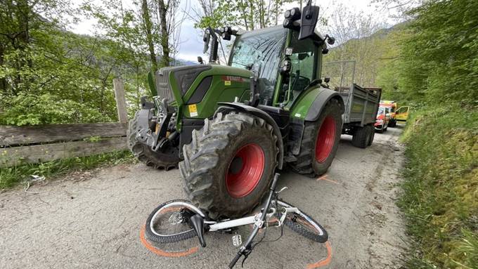Biker schwerverletzt nach Kollision mit Traktor bei Ilanz