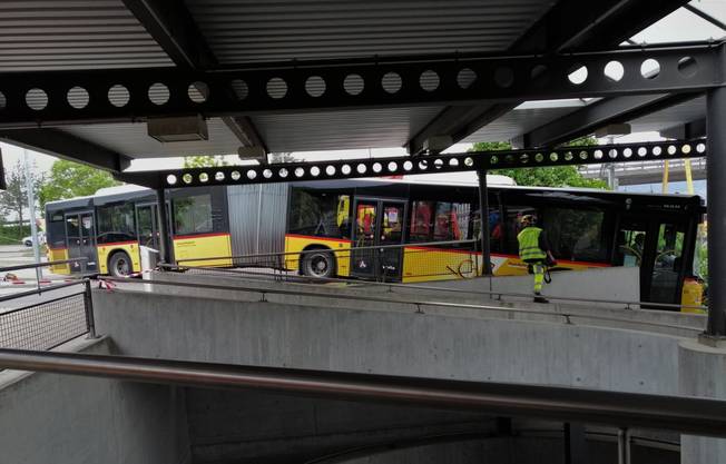 Birr AG, May 15: A Postbus gets off the street at the train station and crashes into a wall next to a pedestrian passage. There were no passengers on the bus. The driver was not injured.