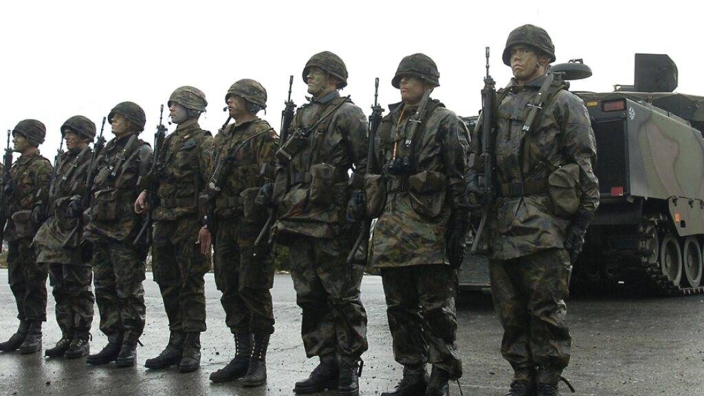 Mitglieder der Bodentruppen auf dem Gelände des Waffenplatzes Thun BE. (Archivbild)