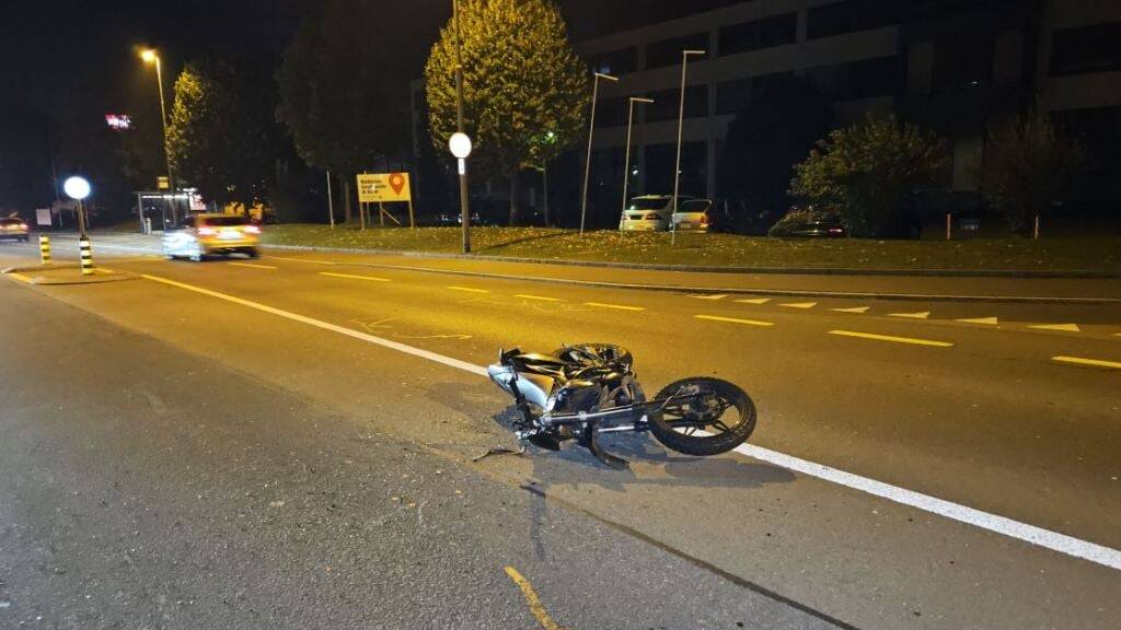 Der Mofafahrer wurde bei dem Unfall erheblich verletzt.