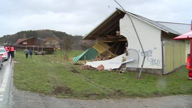 Anhänger in Schützenhaus gedonnert