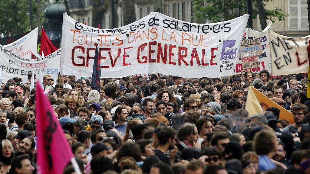 Zehntausende Angestellte im öffentlichen Dienst Frankreichs haben am Dienstag die Arbeit niedergelegt und ihrem Unmut über die Regierungspolitik Luft gemacht.