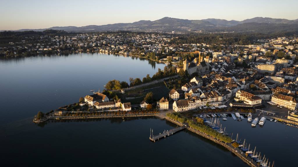 Trotz des Gewinns in der Rechnung für 2025 warnt der Stadtrat von Rapperswil-Jona weiterhin vor einer wachsenden Verschuldung. (Archivbild)