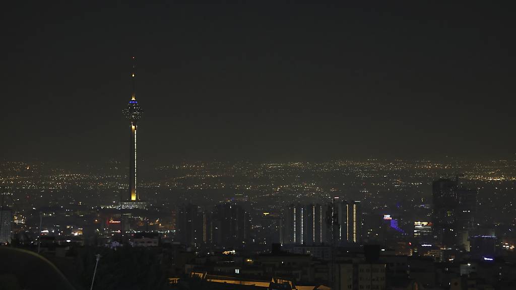 Ein Blick auf die iranische Hauptstadt Teheran am frühen Samstag. Foto: Vahid Salemi/AP