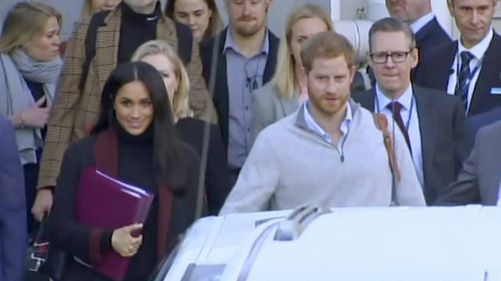 Prinz Harry und seine Frau Meghan sind am Montag zum Auftakt einer zweiwöchigen Reise durch die Pazifikregion in Australien gelandet.