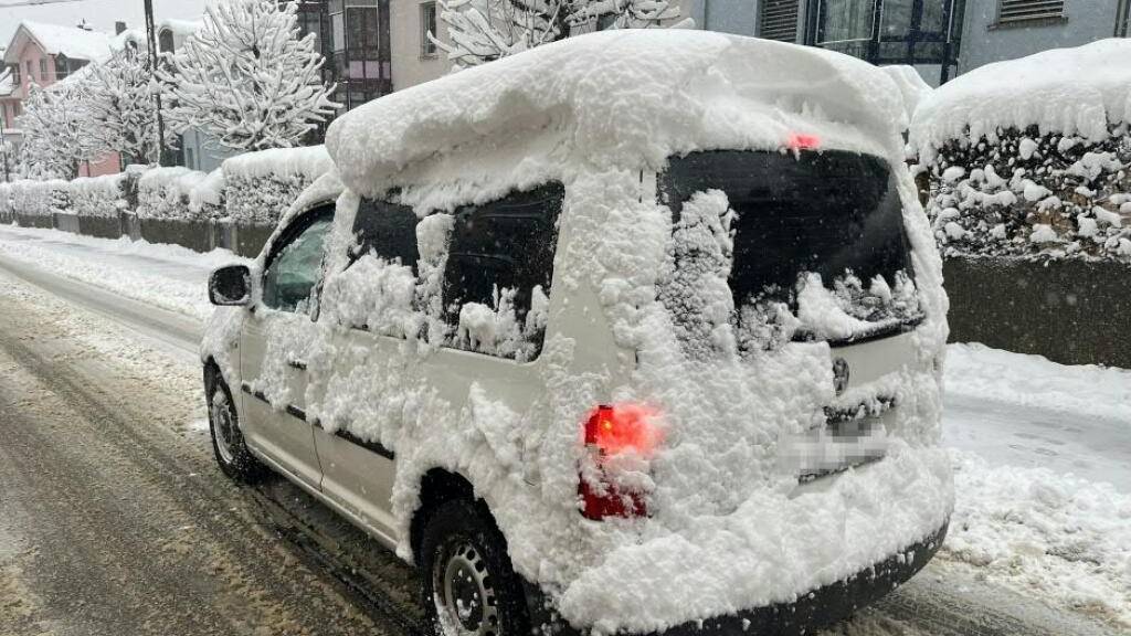 Zuviel Schnee auf dem Autodach: 19 Anzeigen 