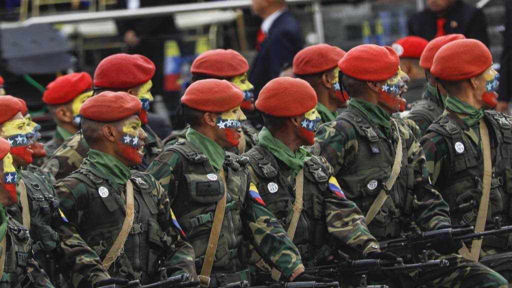 ARCHIV - Venezolanische Soldaten marschieren bei der Militärparade zum Unabhängigkeitstag. Foto: Jeampier Arguinzones/dpa/Archivbild