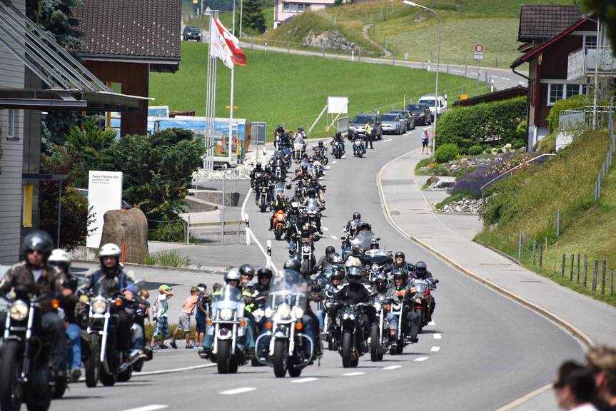 Schwere Maschinen sind am Appezölle Bikertröffe auf der Rundfahrt. (Archivbild: biker-troeffe.ch)