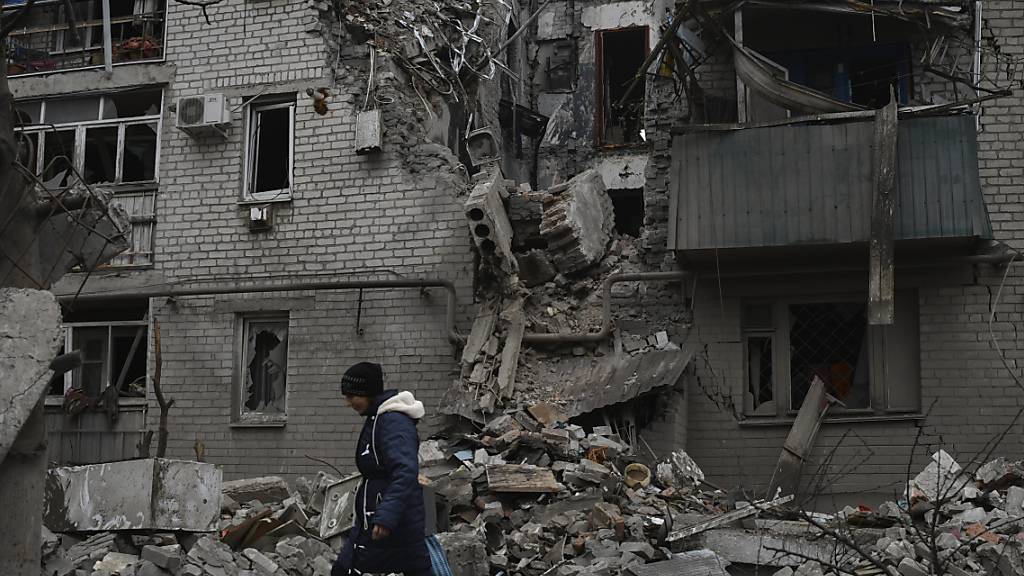 Die Spuren, die der Krieg in der Ukraine hinterlässt, sind verheerend. Besonders in der Ostukraine, wie hier in Tschassiw Jahr, sind viele Häuser zerstört. Foto: Andriy Andriyenko/AP/dpa