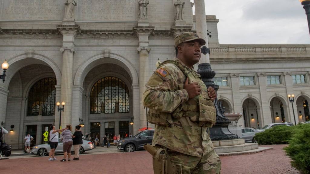 Ein bewaffnetes Mitglied der Nationalgarde von South Carolina geht über den Platz vor der Union Station. Foto: Rod Lamkey/AP/dpa